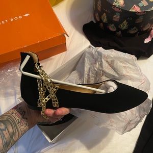 NIB Cambridge selet women closed toe gold chain ankle strap flats